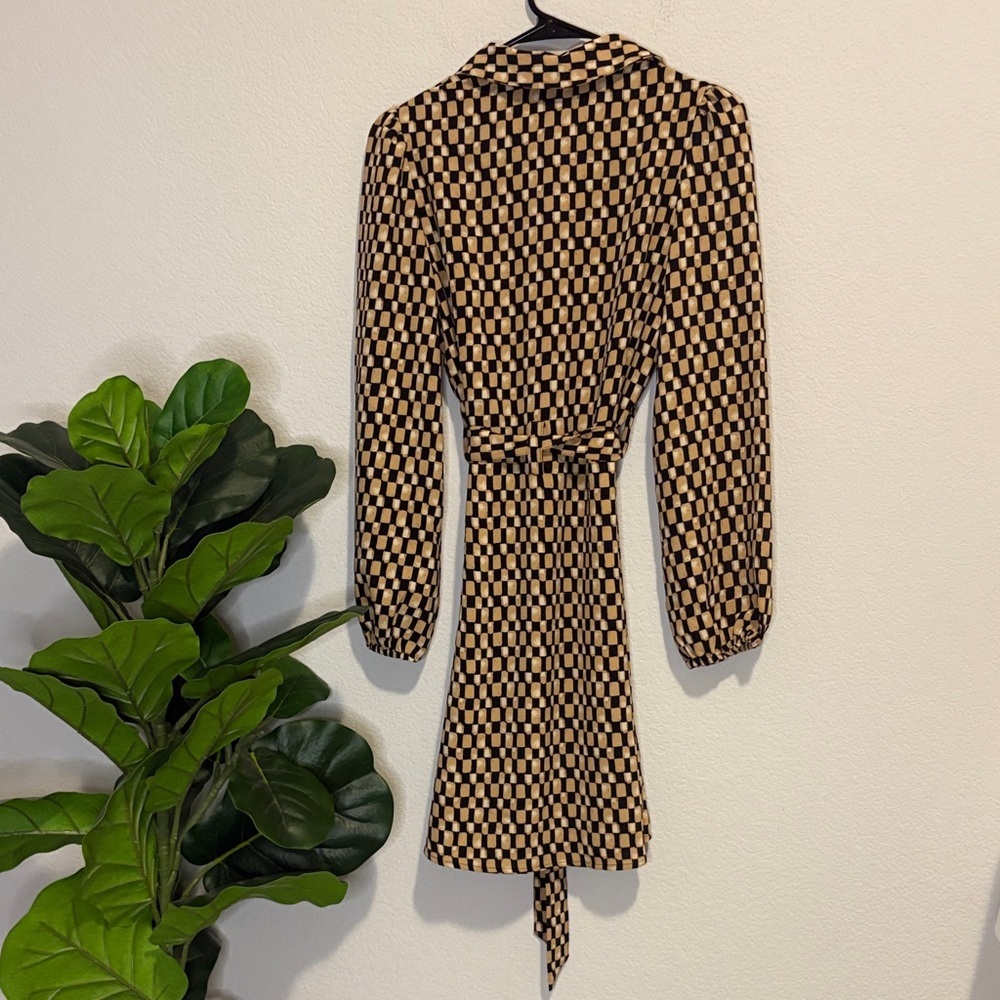 Checked Long-Sleeve button up Dress with Tie Belt in Black and Beige - Picture 5 of 5